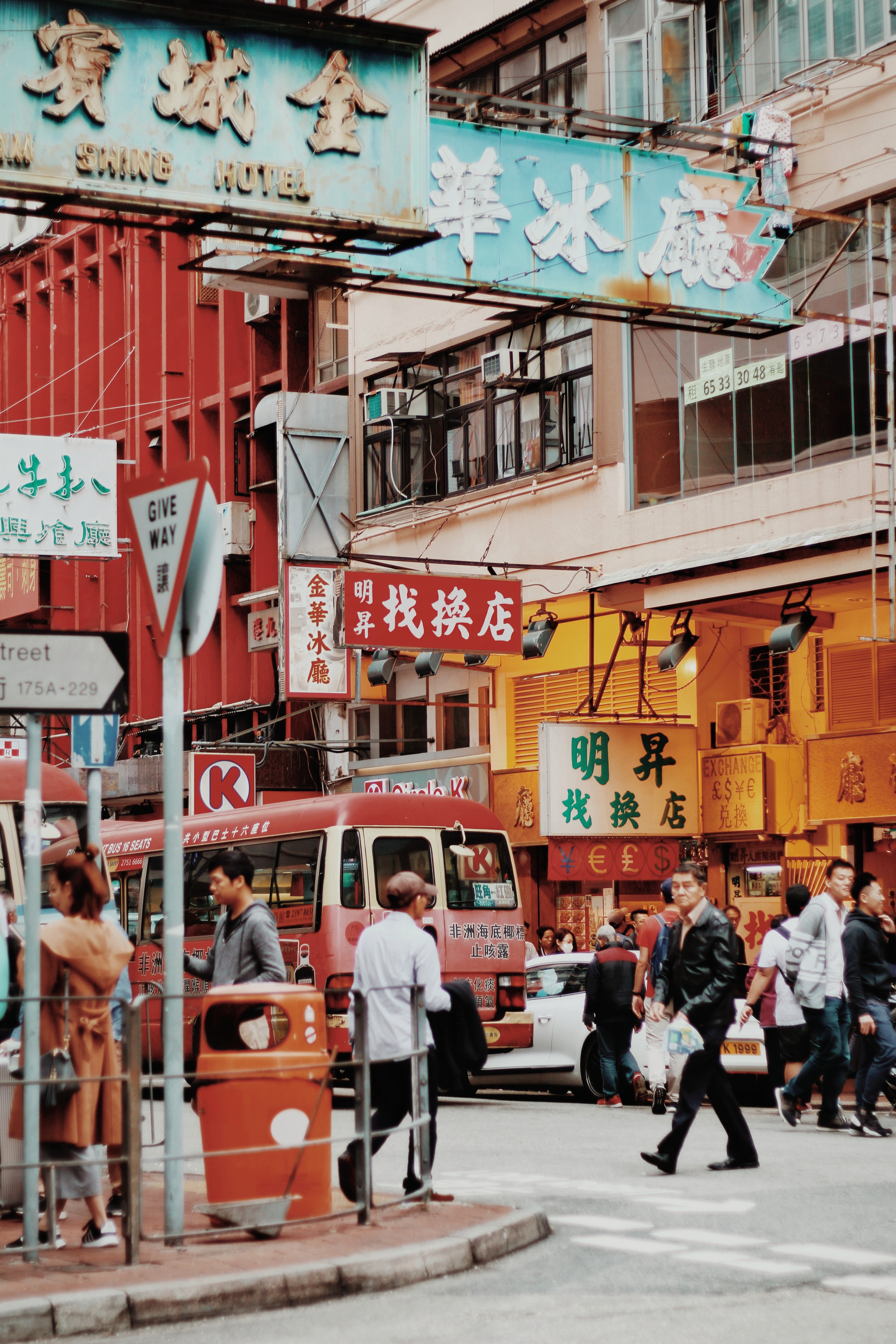 香港奢侈品零售业复苏_香港现时点购物商城_内地游客消费券影响