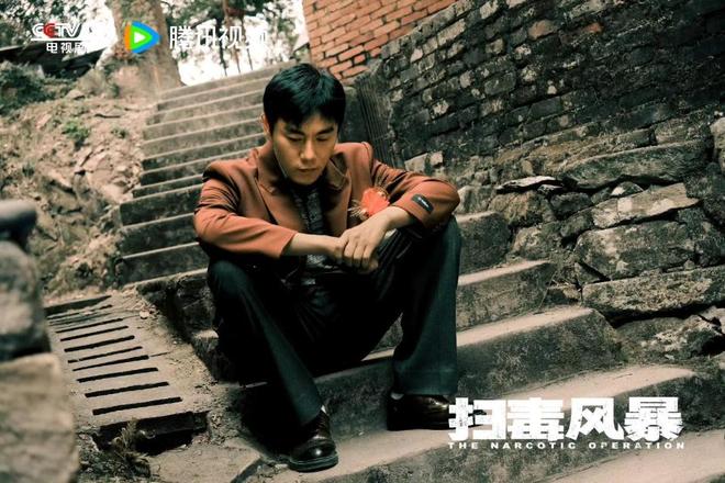 霸屏演员演技排名_2025年十位霸屏男演员演技分析_中国影视男演员图片带名字