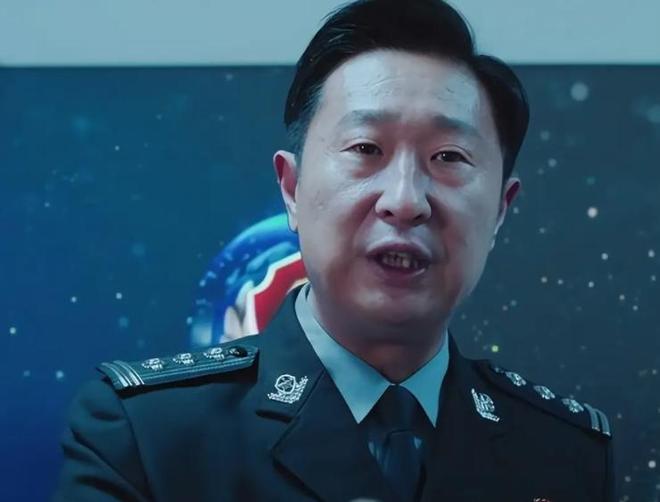 霸屏演员演技排名_中国影视男演员图片带名字_2025年十位霸屏男演员演技分析
