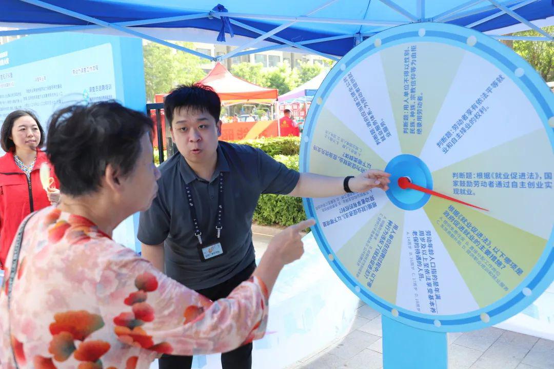 劳动力调查进社区_就业政策宣传服务_新闻频道就业有位来