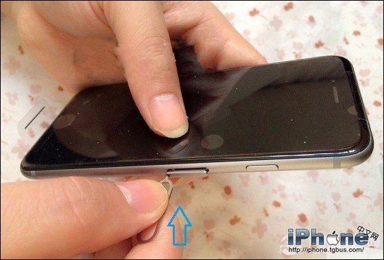 iPhone6如何打开卡槽?1