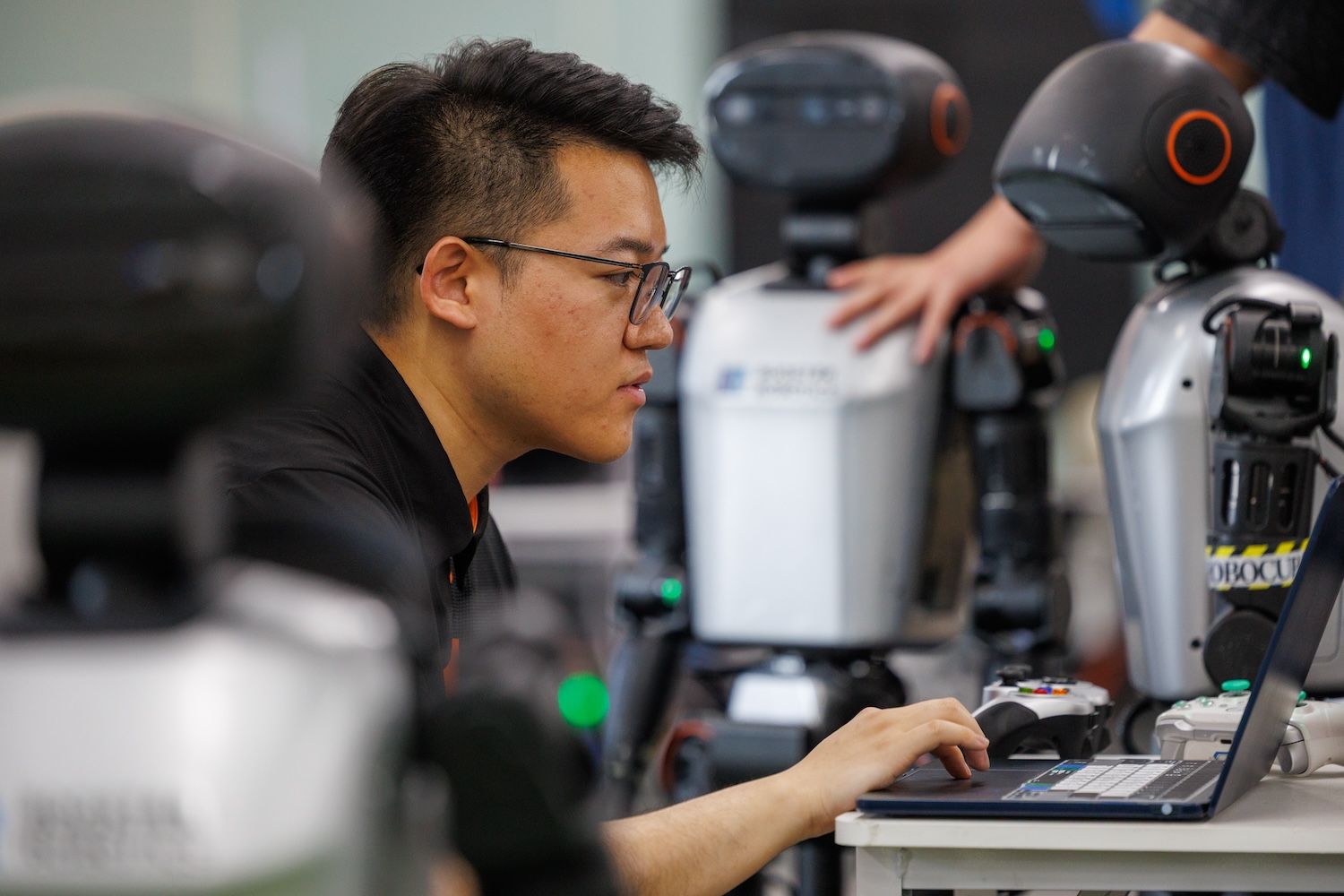 国内首场3对3AI机器人足球赛_机器人足球比赛中的智能方法_清华大学火神队夺冠