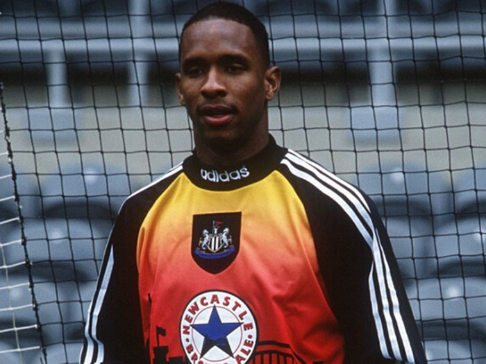 史上最丑门将球衣_最糟糕的守门员球衣设计_门将有必要买防撞服吗