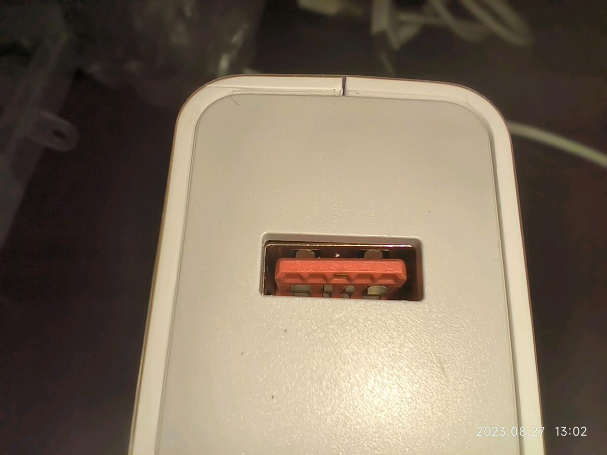 小米移动电源2验证真假_二手小米120w充电器鉴别_假充电器测评