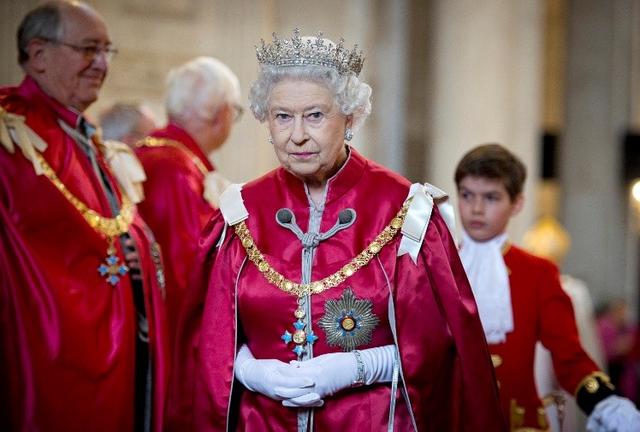 英国女王蜥蜴人，为何说英国皇室全是蜥蜴人（12年前搂着英女王触犯王室禁忌）