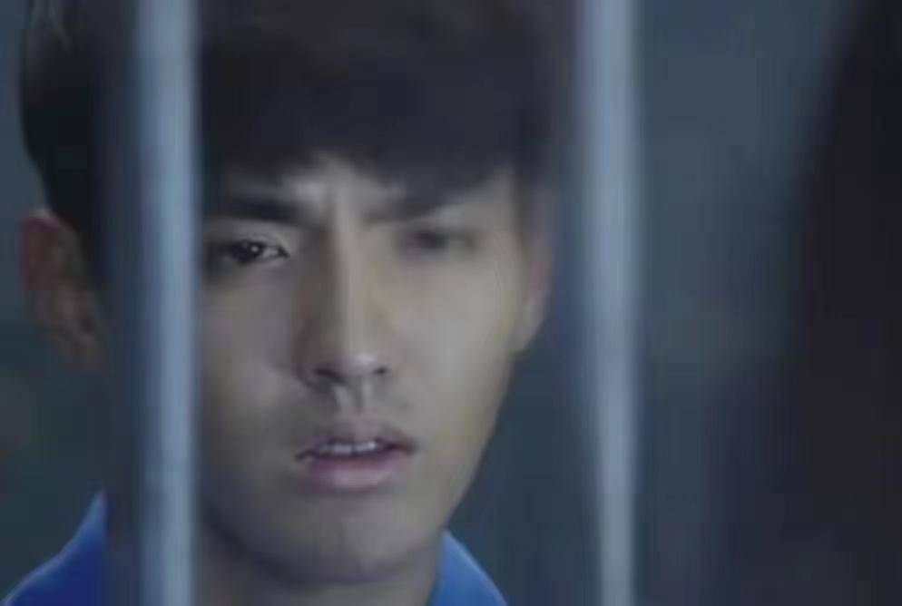 吴亦凡一审宣判_吴亦凡塌房原因_吴亦凡出道前过马路视频