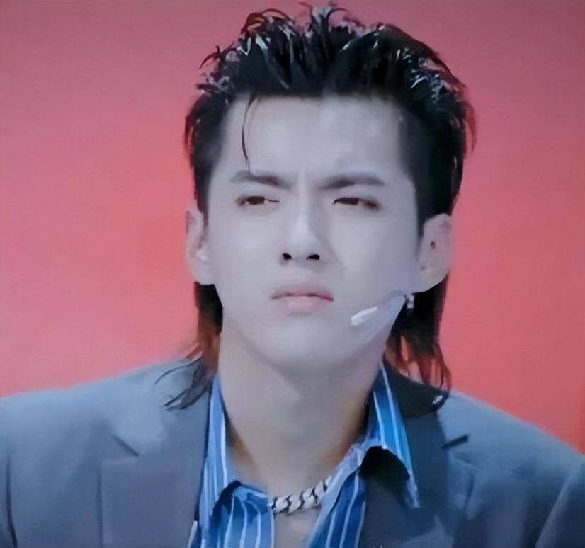 吴亦凡出道前过马路视频_吴亦凡一审宣判_吴亦凡塌房原因