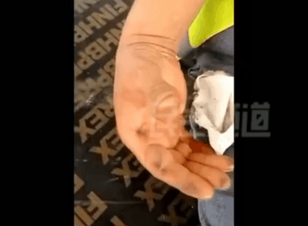 手机自燃原因_充电时玩手机会爆炸吗_手机自燃前兆