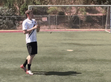 头球基础技术动作_少年足球技术与训练完全图解_头球最佳位置