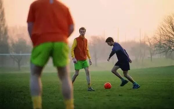 少年足球技术与训练完全图解_头球基础技术动作_头球最佳位置