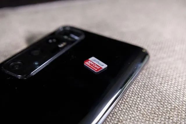 手机扩展卡有什么用_存储卡是否是刚需_手机取消存储卡原因