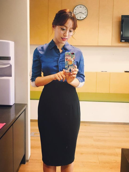 韩国戴眼镜女主播是怎么回事 韩国戴眼镜女主播是谁个人资料