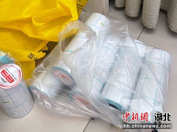 湖北襄阳一男子因乱贴小广告被处罚