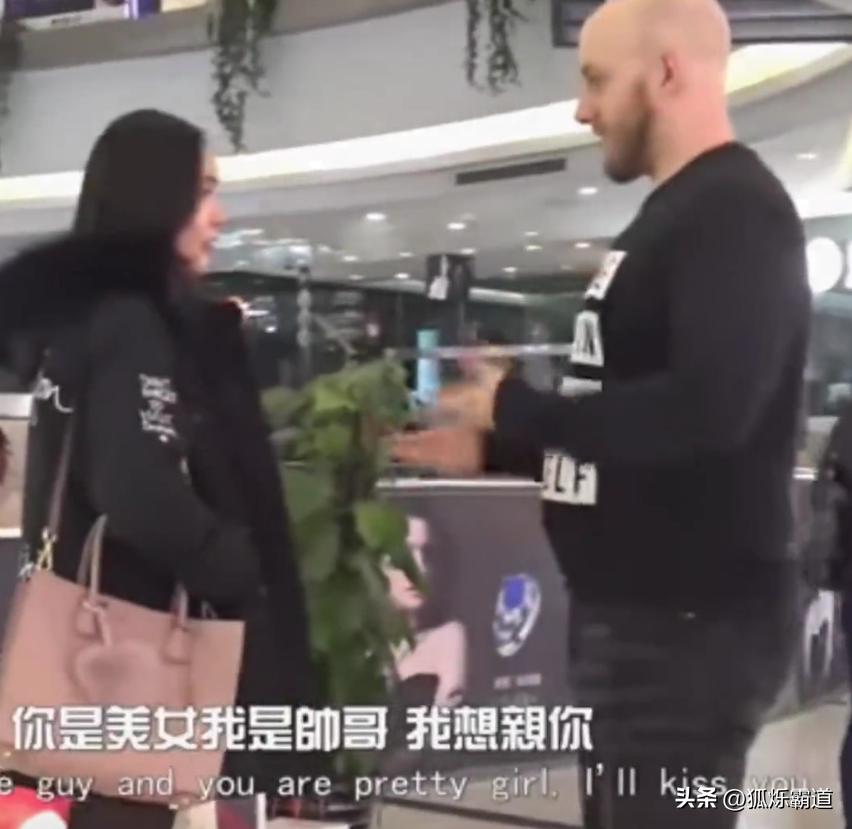 美国街头与陌生人接吻全集_外国男子随机亲吻中国女孩_中国街头亲吻挑战