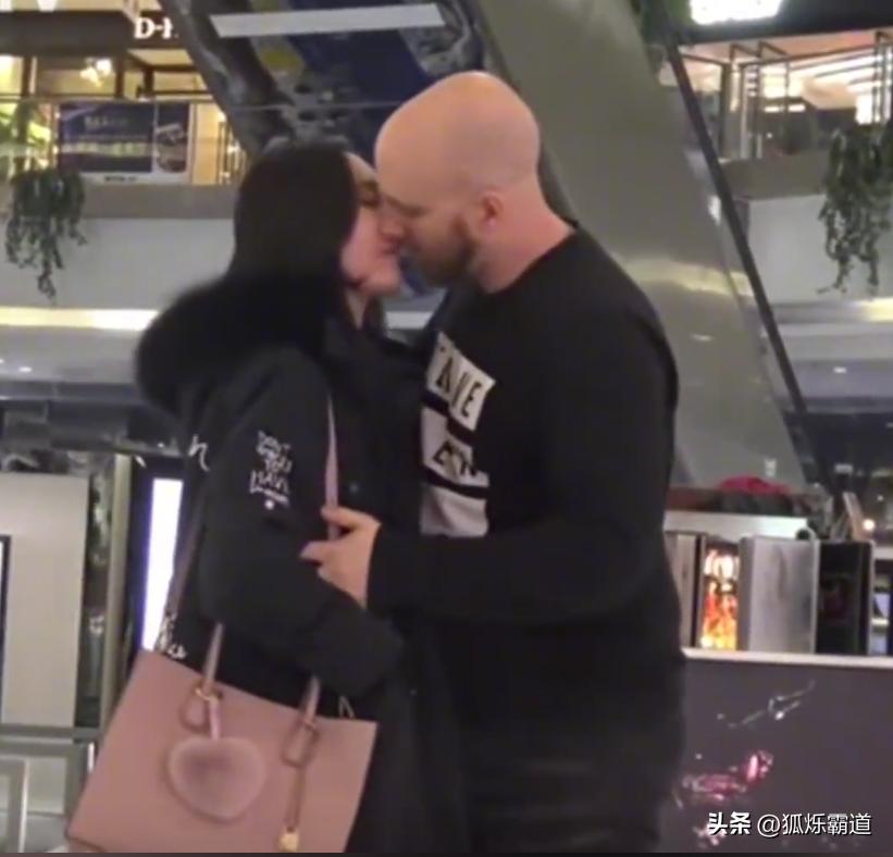中国街头亲吻挑战_美国街头与陌生人接吻全集_外国男子随机亲吻中国女孩