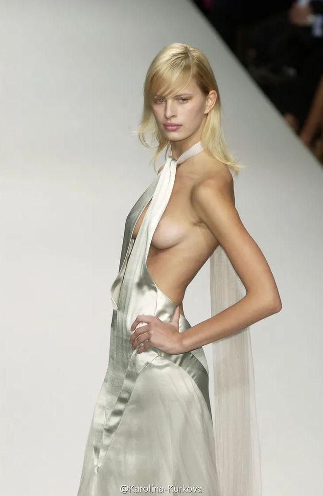 维密天使大KK职业生涯_超模大kk个人资料_Karolina Kurkova 早年经历