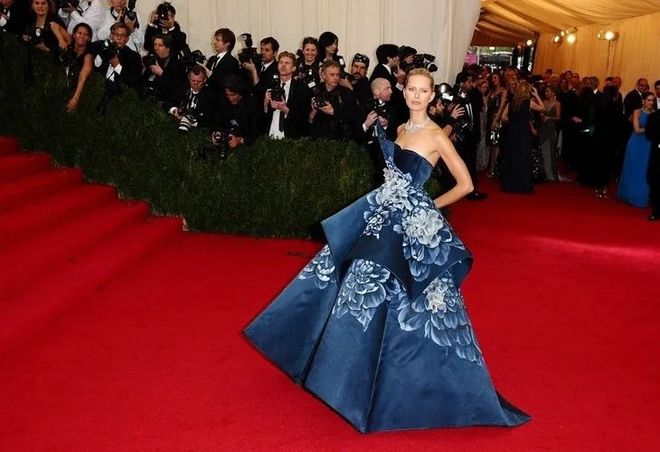 维密天使大KK职业生涯_超模大kk个人资料_Karolina Kurkova 早年经历