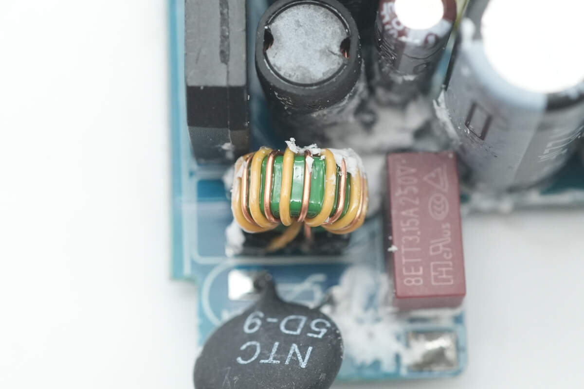 手机充电器实物图讲解_绿联双口氮化镓充电器评测_绿联45W氮化镓快充充电器